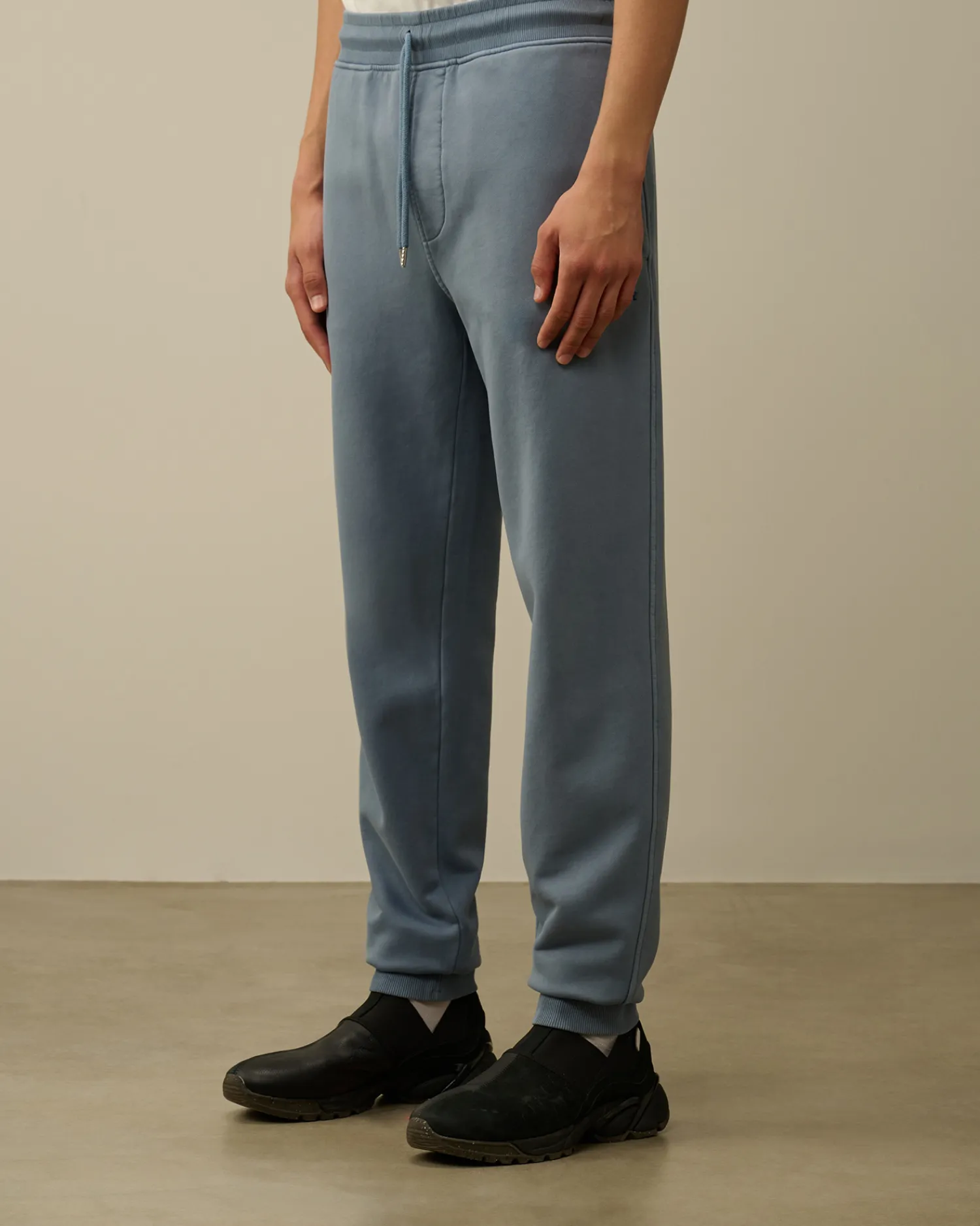 C.P. Company Tute & Shorts>Brushed and Emerized Diagonal Fleece Cargo Sweatpants Flint Stone – Blue