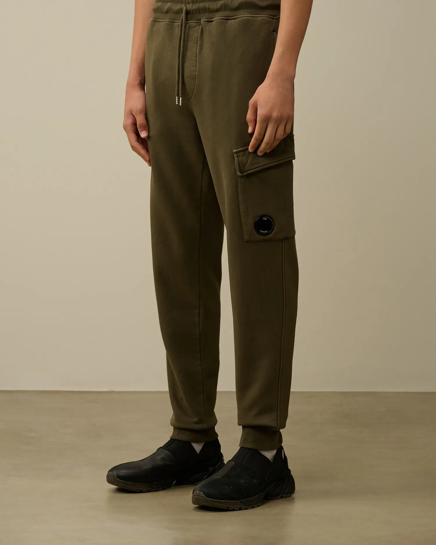 C.P. Company Tute & Shorts>Brushed and Emerized Diagonal Fleece Cargo Sweatpants Grape Leaf – Green