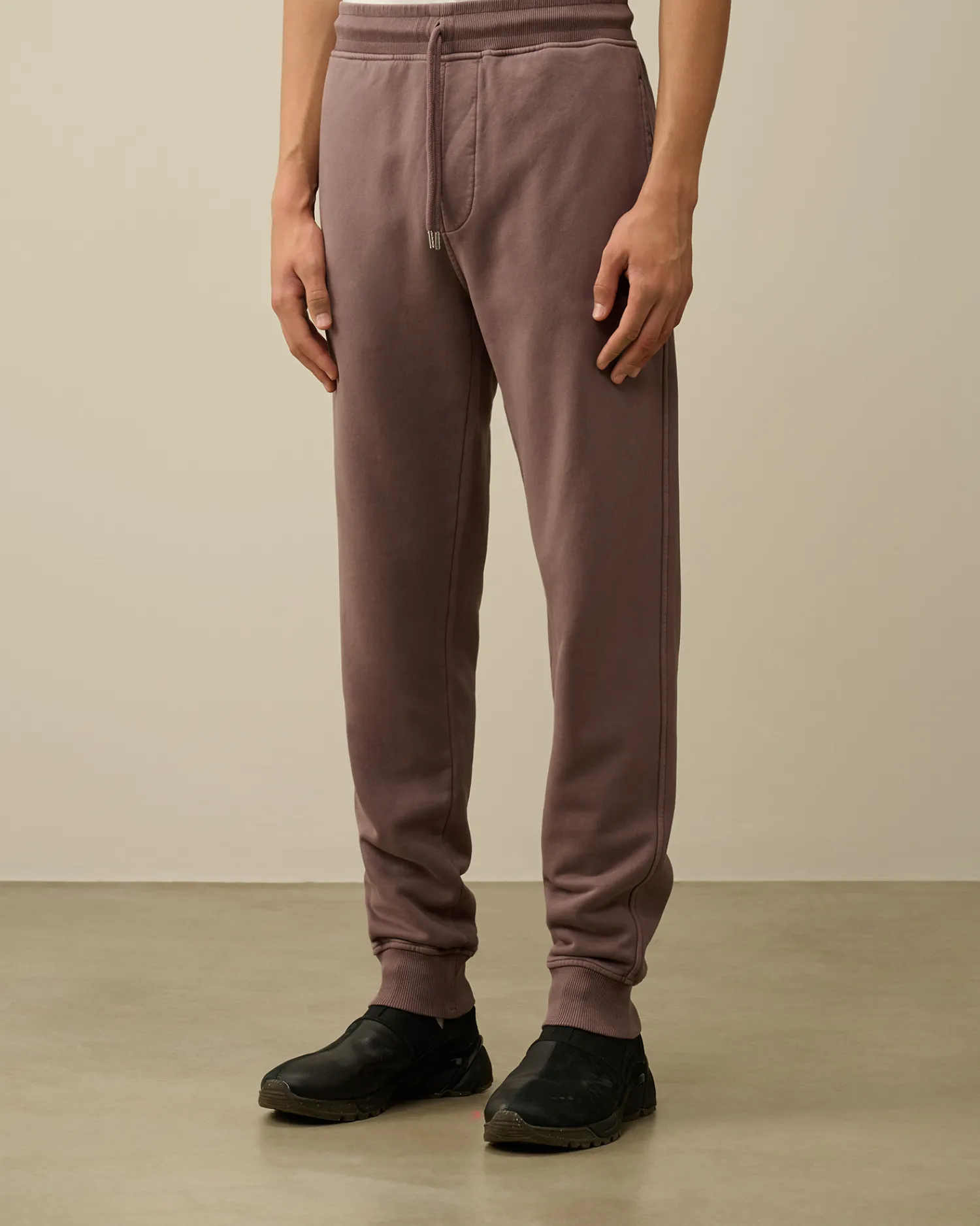 C.P. Company Tute & Shorts>Brushed and Emerized Diagonal Fleece Cargo Sweatpants Purple Dove