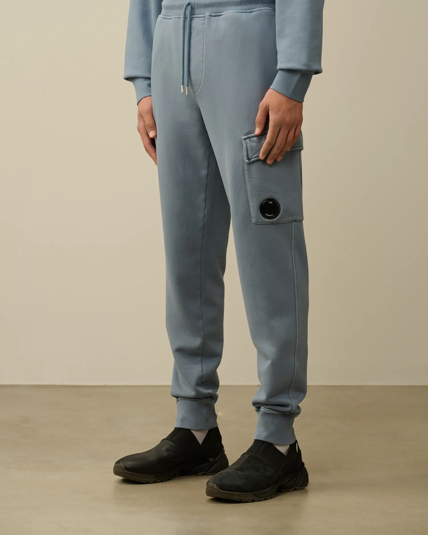 C.P. Company Tute & Shorts>Brushed and Emerized Diagonal Fleece Cargo Sweatpants Flint Stone – Blue