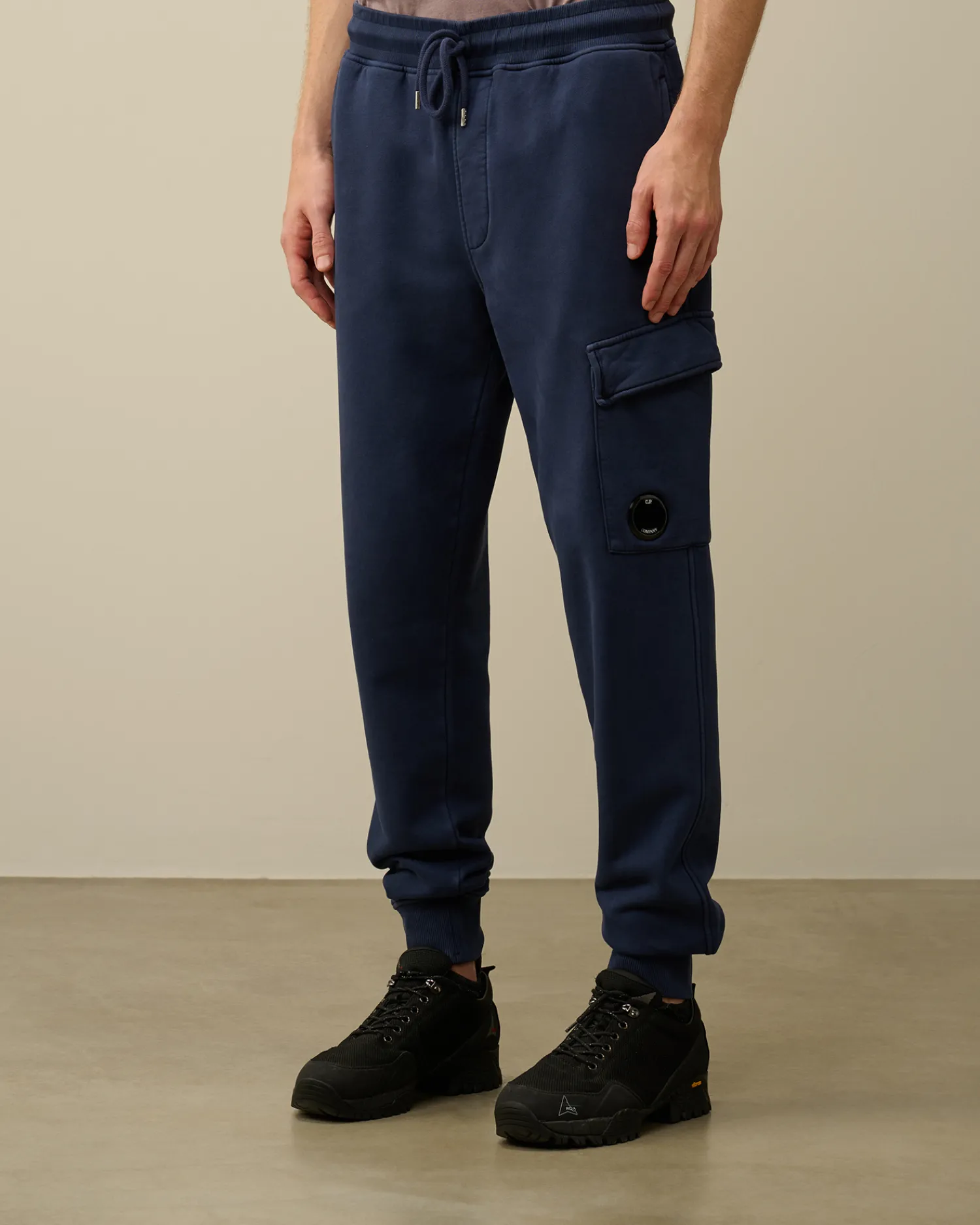 C.P. Company Tute & Shorts>Brushed and Emerized Diagonal Fleece Cargo Sweatpants Estate Blue