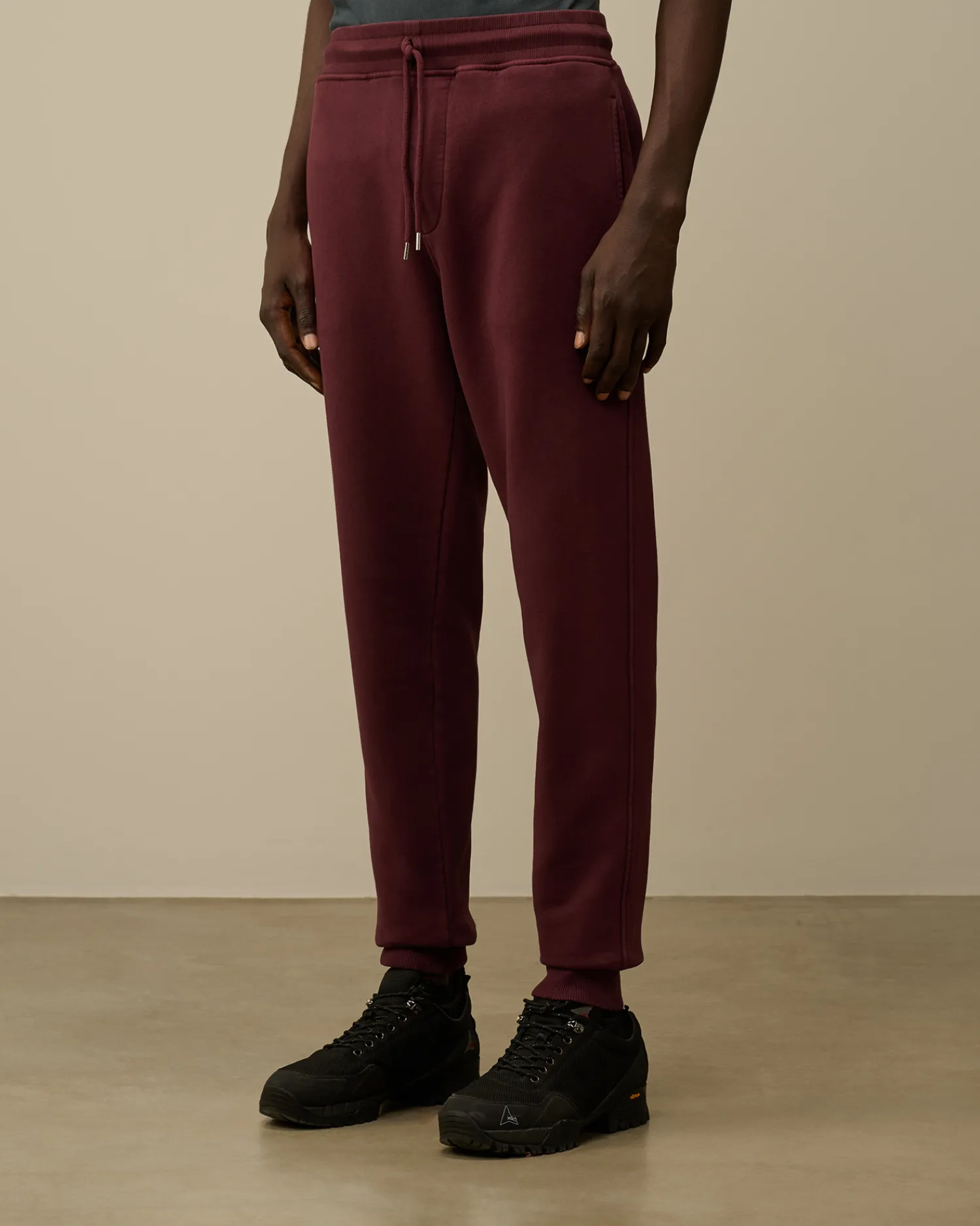 C.P. Company Tute & Shorts>Brushed and Emerized Diagonal Fleece Cargo Sweatpants Potent Purple