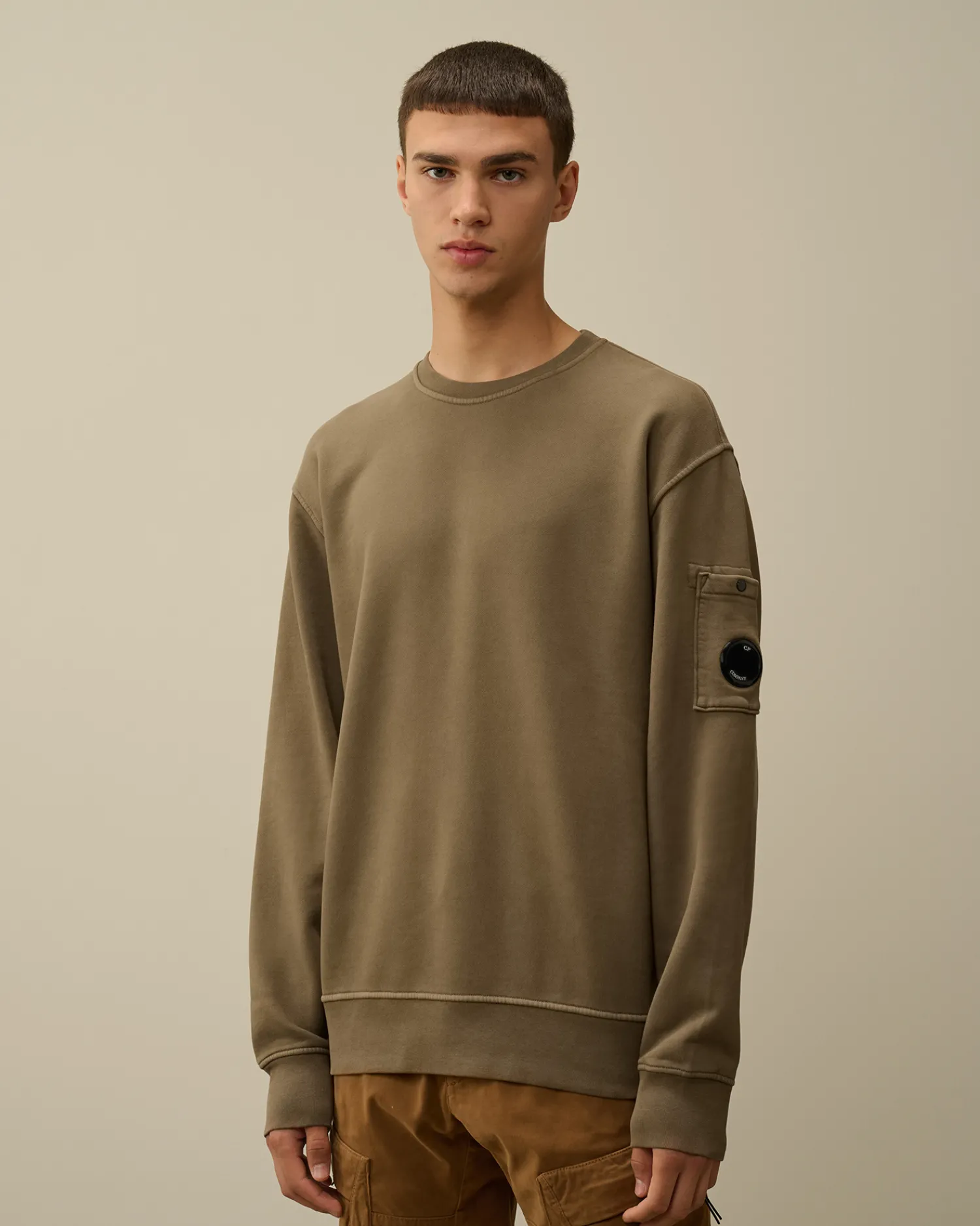 C.P. Company Felpe>Brushed and Emerized Diagonal Fleece Lens Crew Neck Sweatshirt Walnut – Beige