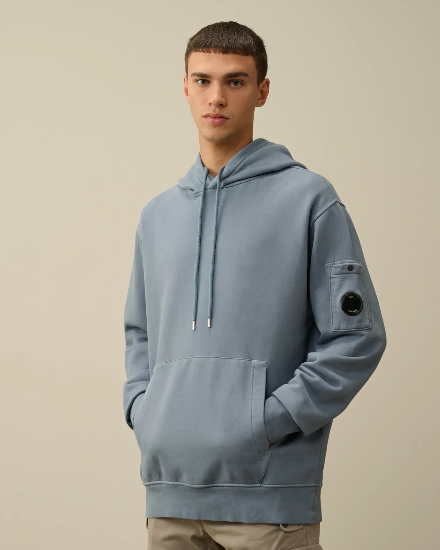 C.P. Company Felpe>Brushed and Emerized Diagonal Fleece Lens Hooded Sweatshirt Flint Stone – Blue