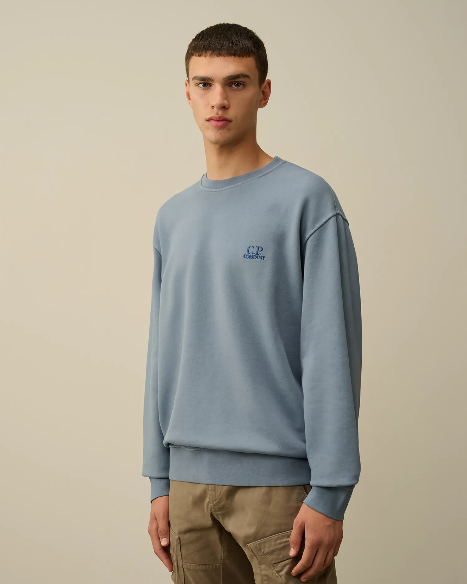 C.P. Company Felpe>Brushed and Emerized Diagonal Fleece Logo Crew Neck Sweatshirt Flint Stone – Blue