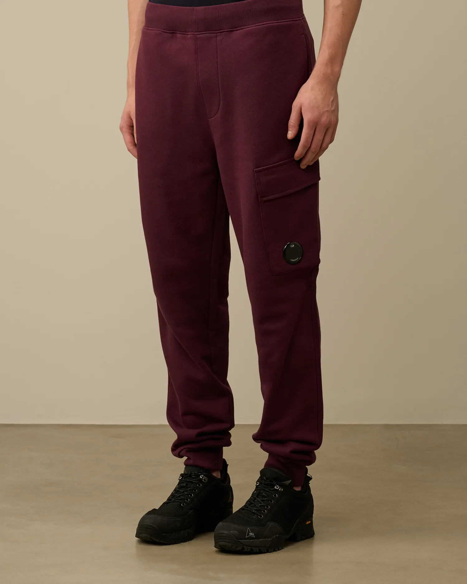 C.P. Company Tute & Shorts>Diagonal Raised Fleece Cargo Sweatpants Potent Purple