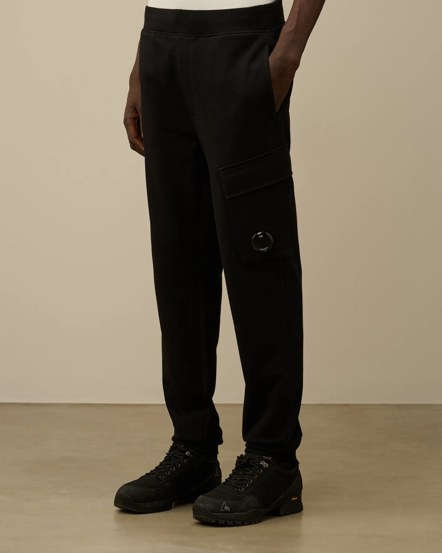 C.P. Company Tute & Shorts>Diagonal Raised Fleece Cargo Sweatpants Black