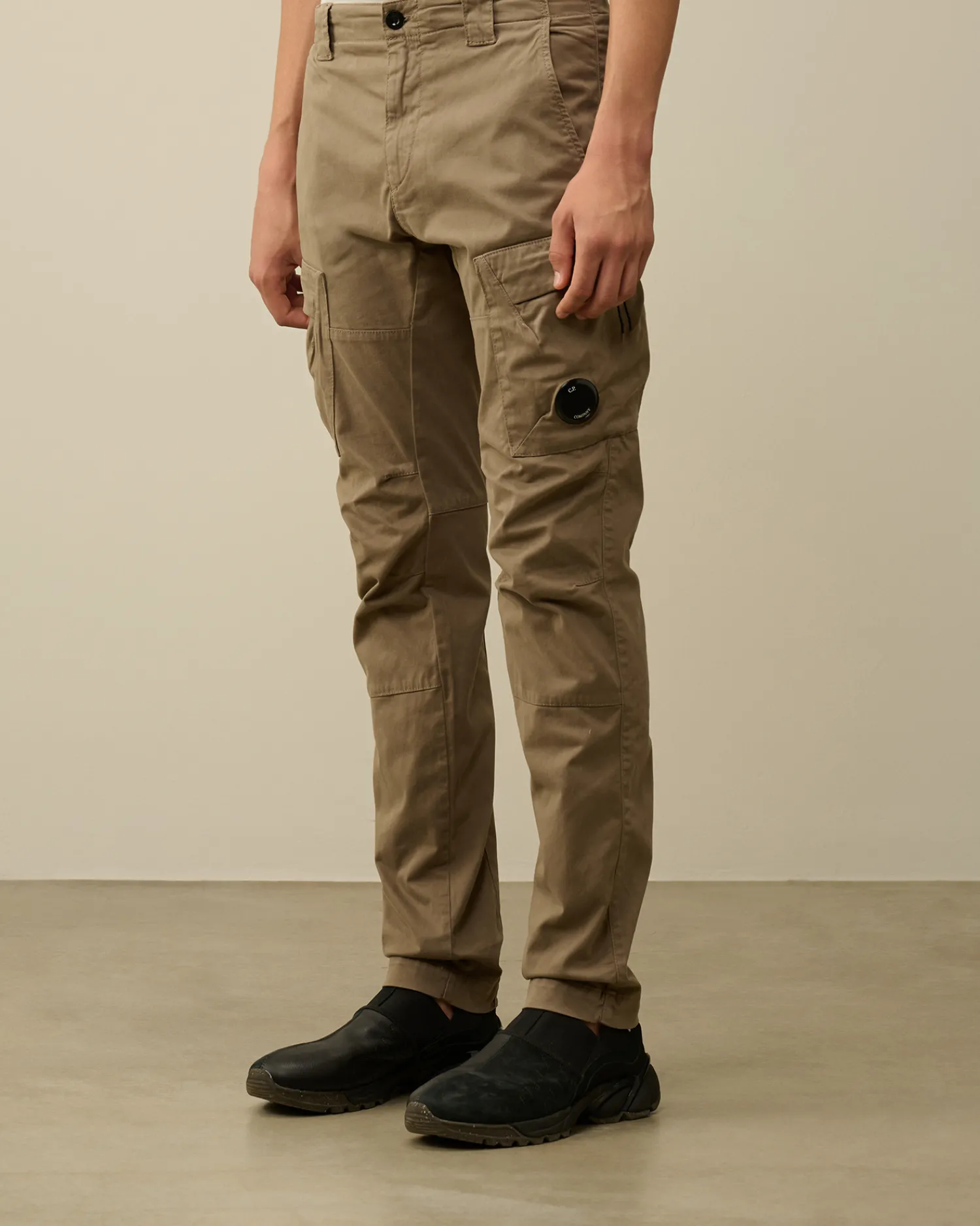 C.P. Company Pantaloni>Stretch Sateen Ergonomic Lens Cargo Pants Walnut – Beige